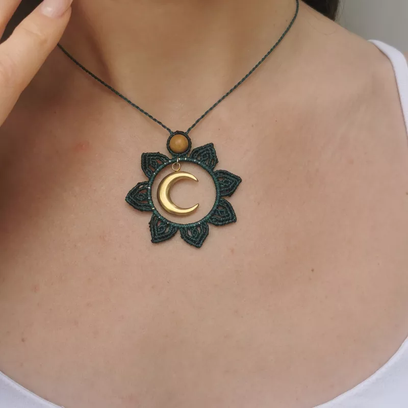 Collier lune micro macrame lunaya Collier lune "Lunaya"