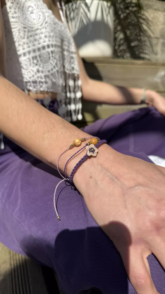 Bracelet d'intention artisanal en micro-macramé